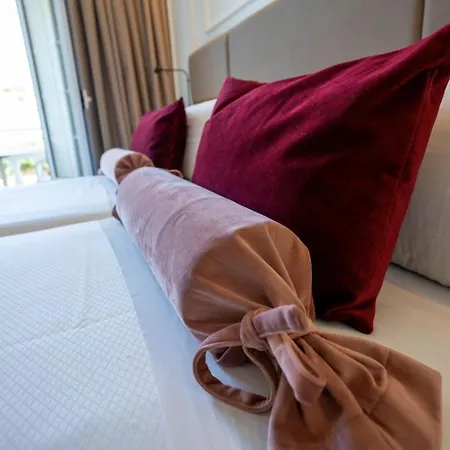 Senator فندق ماهون