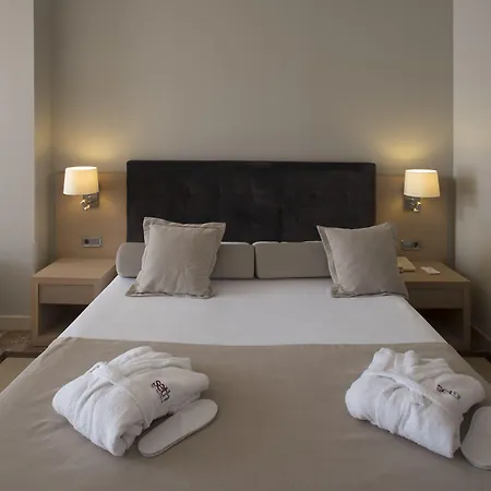 Senator فندق ماهون